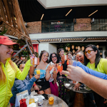 Brunch en Bloom SDQ Santo Domingo con amigos brindando y cocteles artesanales.